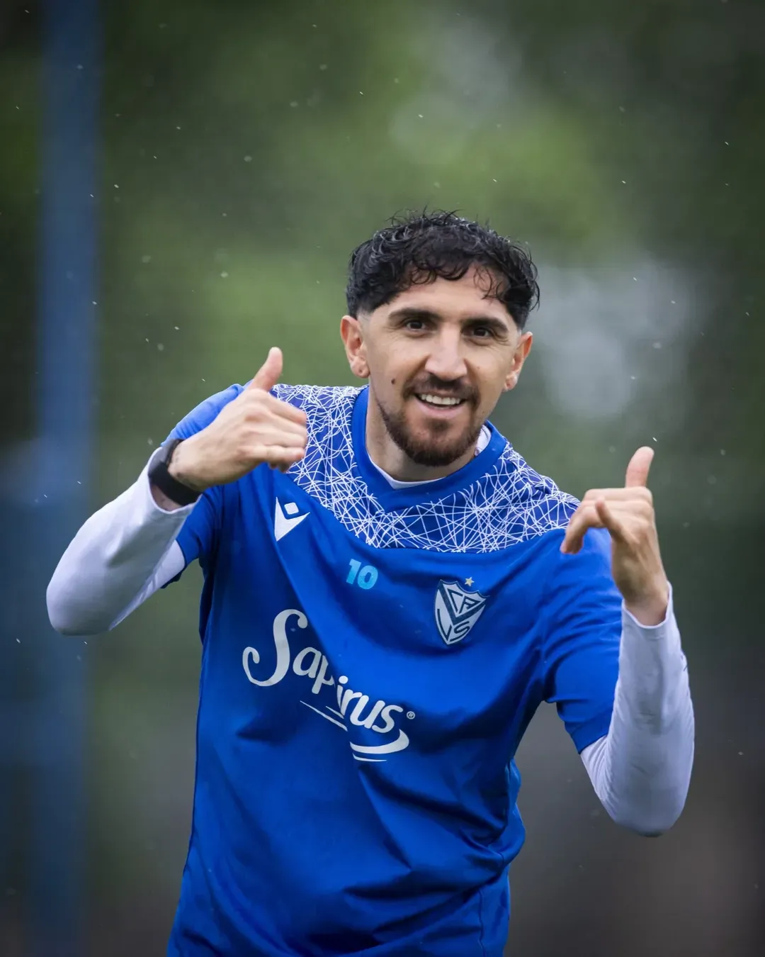 Diego Valdés ya suma minutos con Vélez y Colo Colo se queda sin tiempo