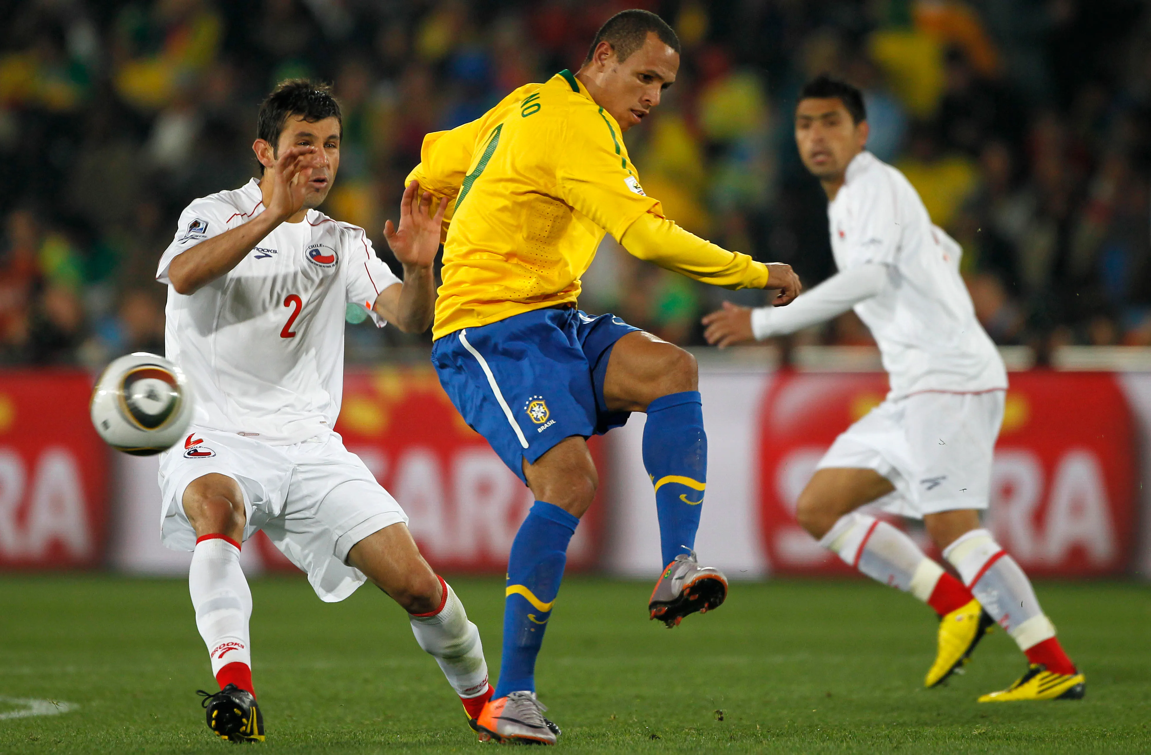 Ismael Fuentes ante Luis Fabiano en el Mundial de Sudáfrica 2010. (ANDRES PINA/PHOTOSPORT).
