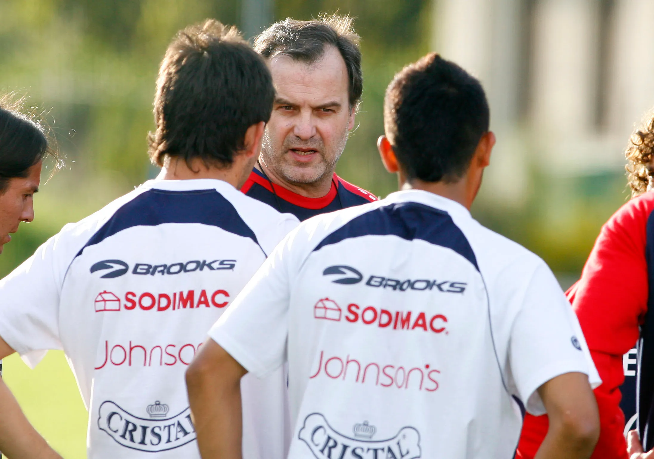 Marcelo Bielsa da indicaciones y Arturo Vidal con Ismael Fuentes lo escuchan. (ANDRES PINA/PHOTOSPORT).