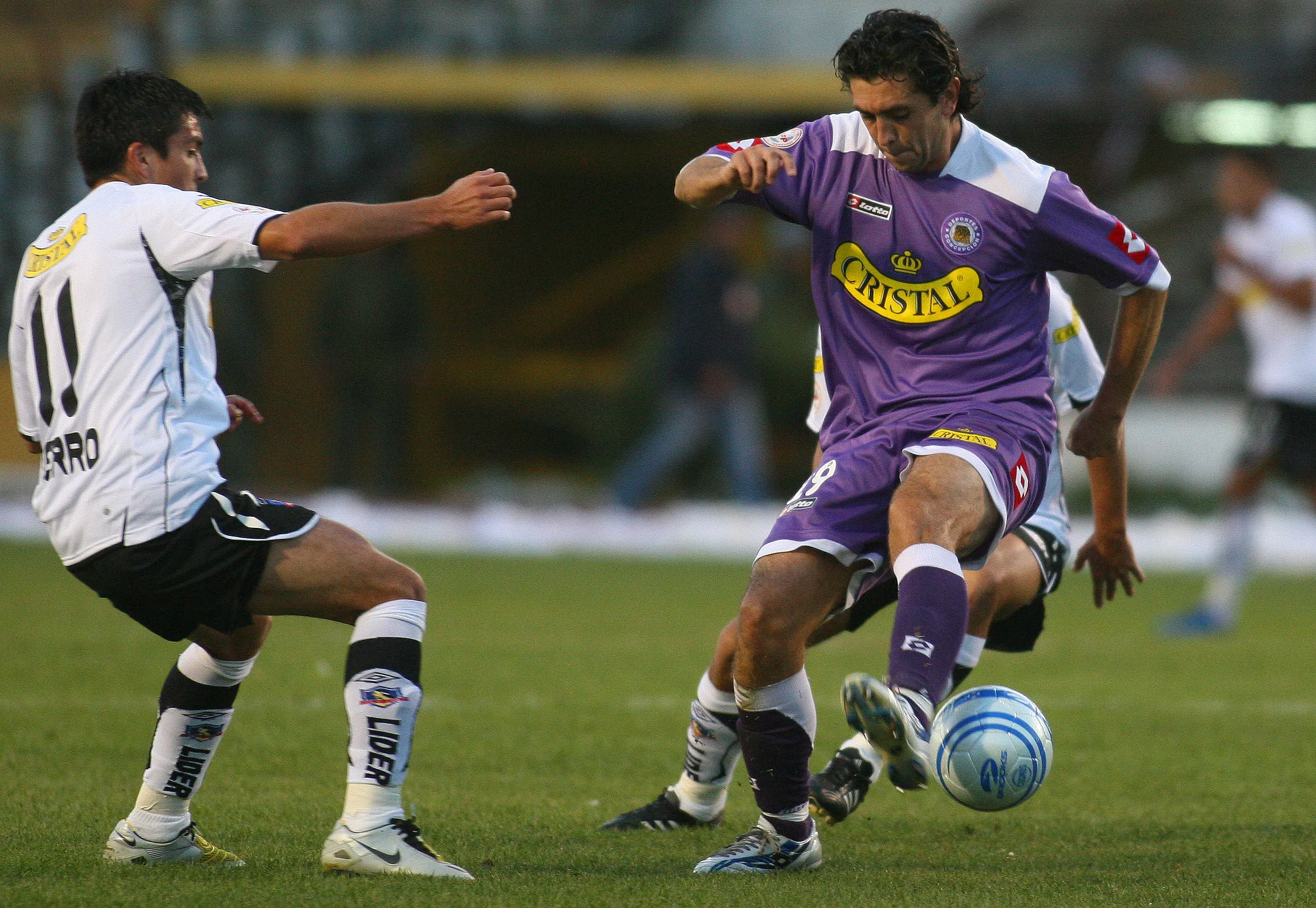Alonzo Zúñiga en acción ante Colo Colo contra Gonzalo Fierro. Él jugaba para Deportes Concepción. (MAURO MORENO/PHOTOSPORT)
