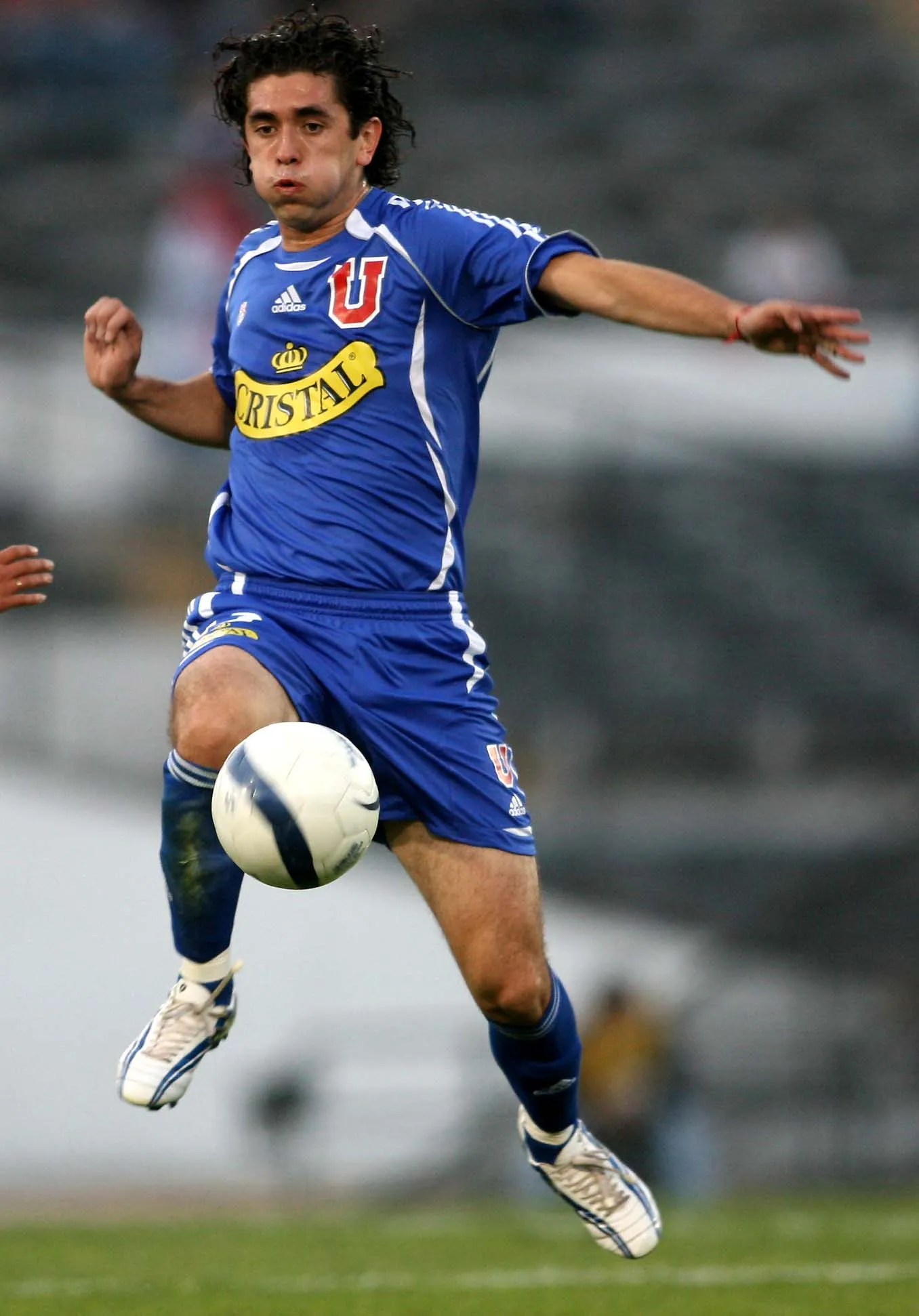 Alonzo Zúñiga en acción por la Universidad de Chile, donde jugó en 2006 tras un paso por el Vaduz de Liechtenstein. (Andrés Piña | Photosport).