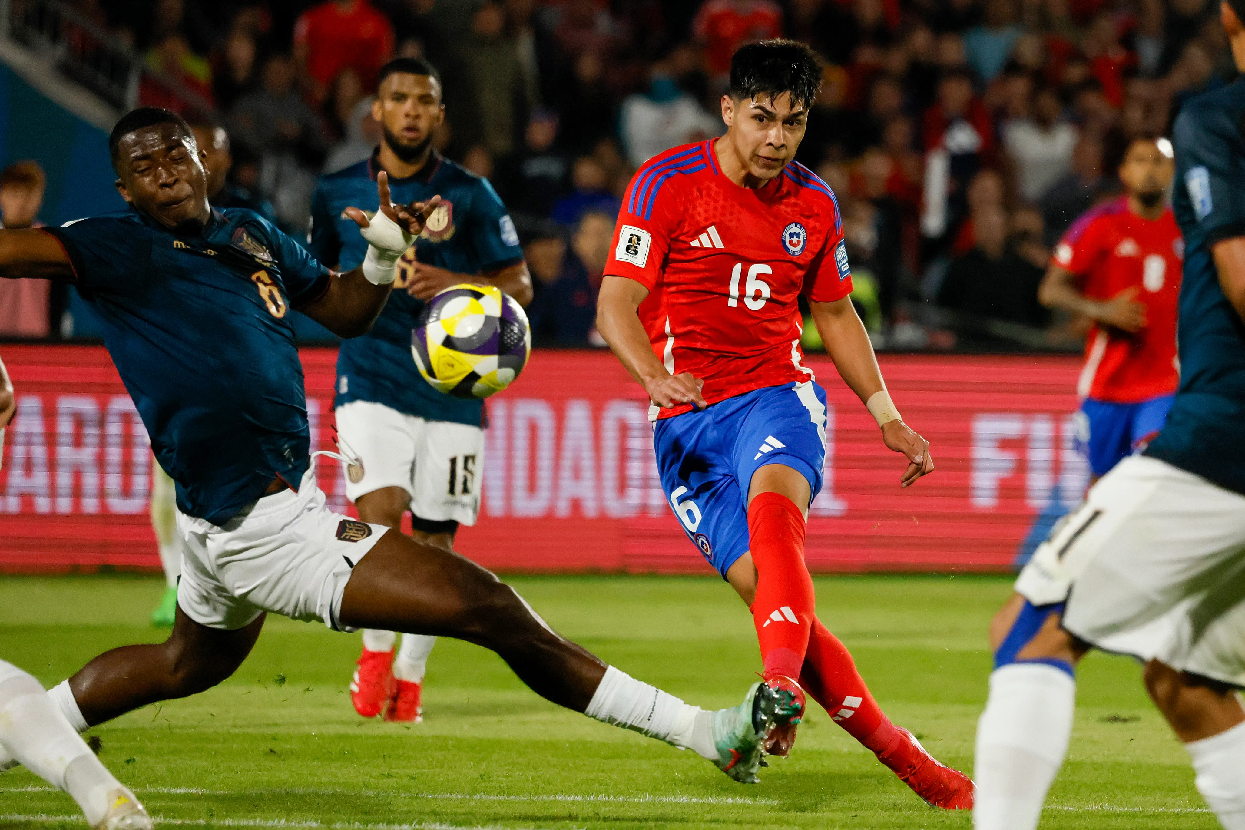 Darío Osorio en acción ante Ecuador en las Eliminatorias 2026. (Andres Pina/Photosport).