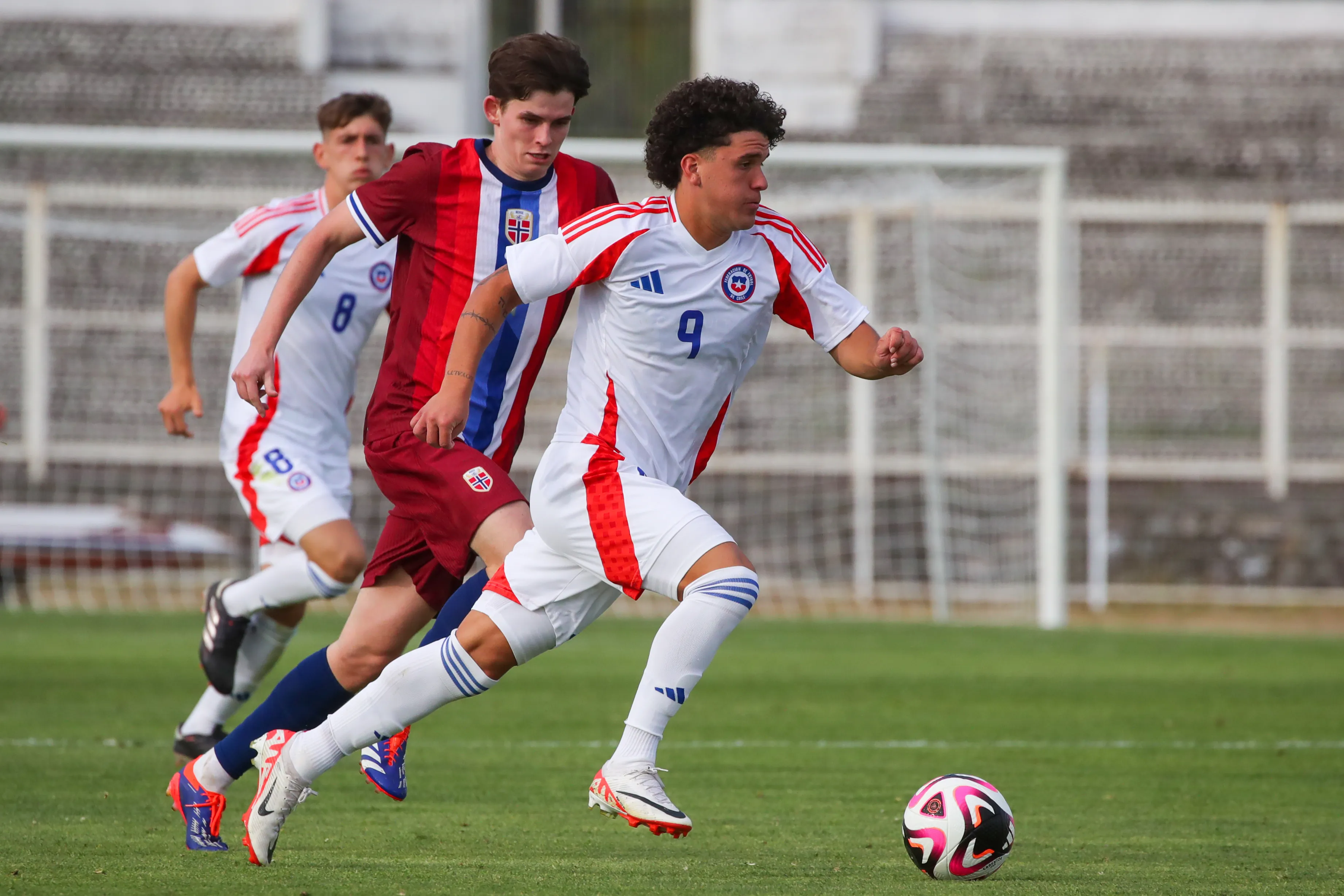 Favian Loyola en acción durante un amistoso contra Noruega. Este jugador no disputó el Mundial Sub 20 con la Roja. (Jonnathan Oyarzun/Photosport).