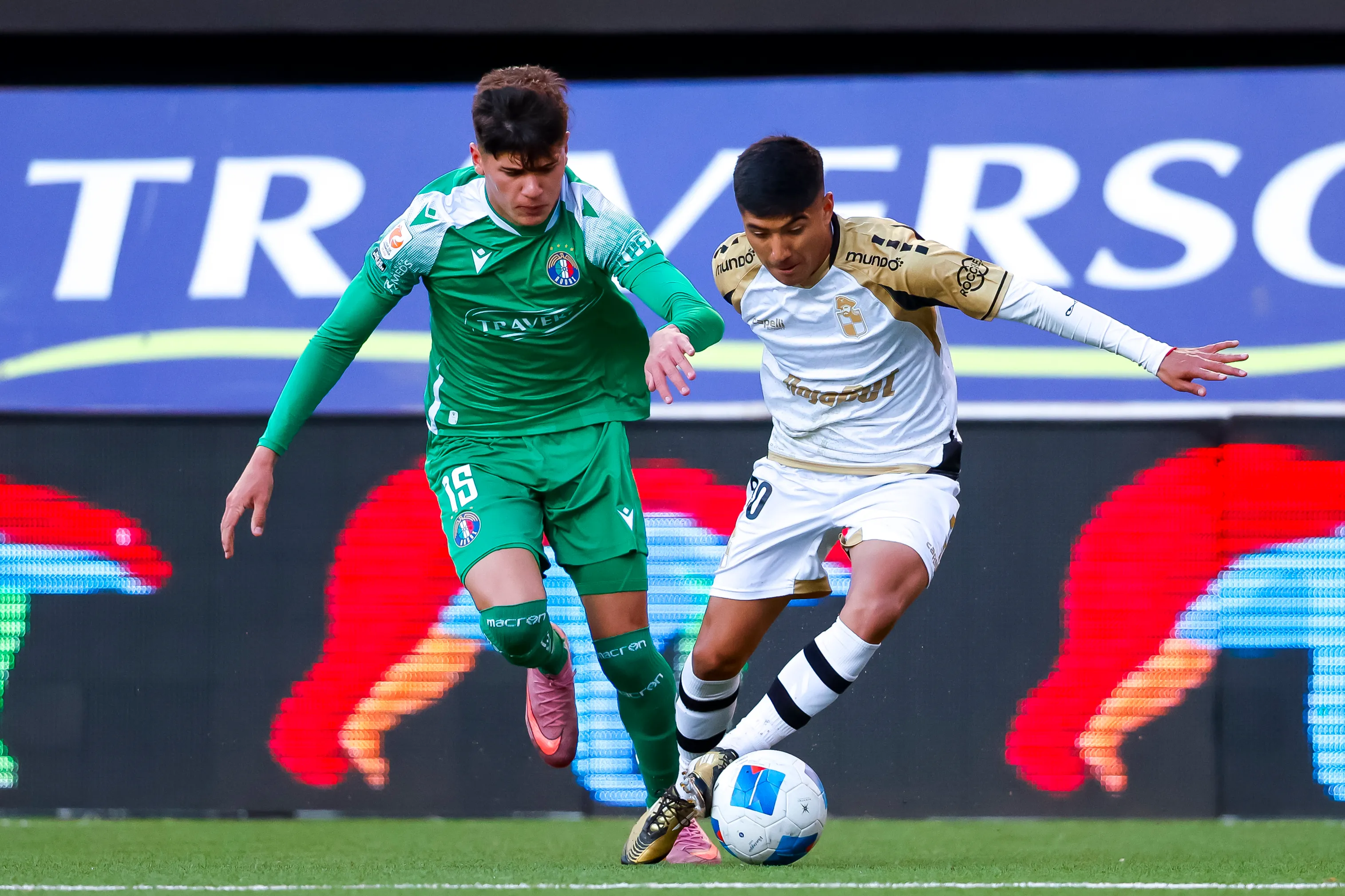 Martín Jiménez en acción frente a Coquimbo Unido, campeón de la Liga de Primera 2025. (Pepe Alvujar/Photosport).
