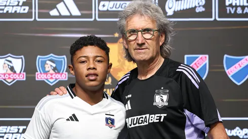 Niño de 14 años firma su primer contrato profesional con Colo Colo.