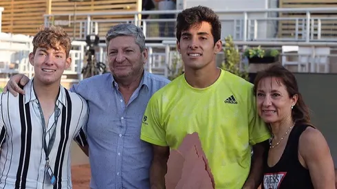 Sergio Garin, padre de Cristian Garin al centro, acompañado por Sebastián Garin, hermano de Cris, y su madre, Claudia Medone.
