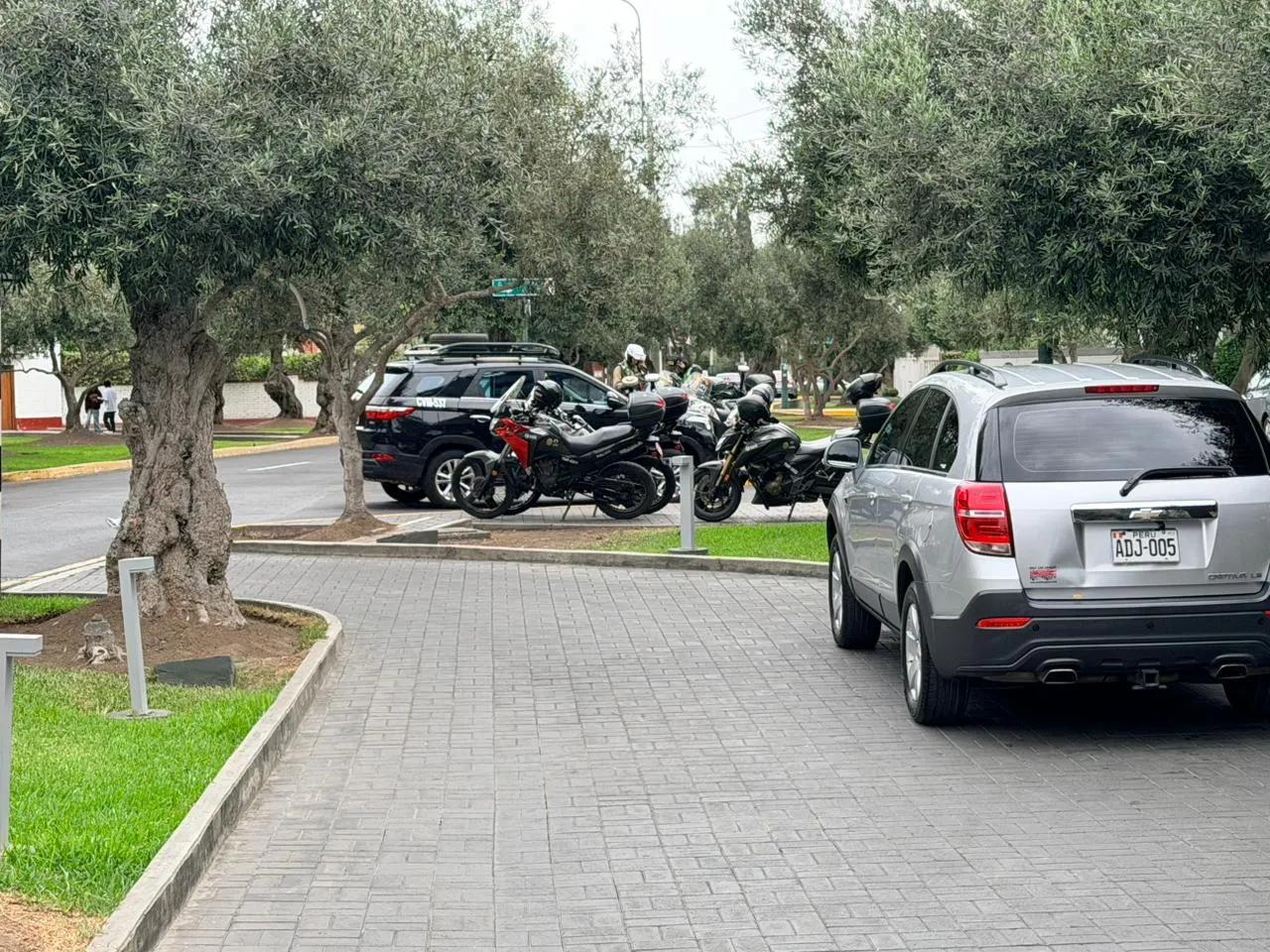 Las motos policiales en el hotel de la U en San Isidro.