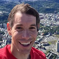 La "vergonzosa" cifra que recibió Alex Honnold por escalar el Taipei 101