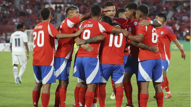 Ariel Uribe celebrando su gol por la Roja ante Panamá en 2025.