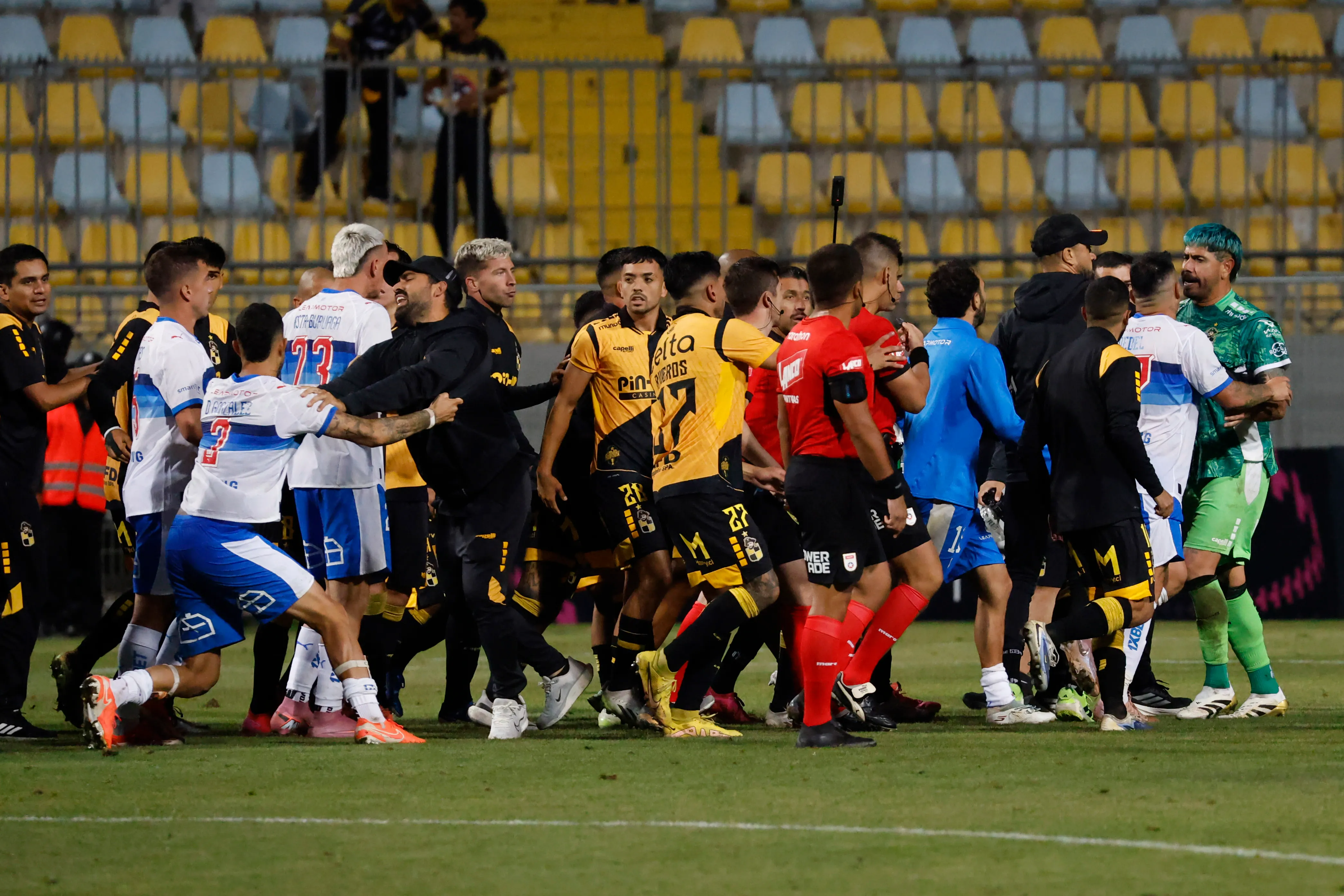 La pelea entre la UC y Coquimbo. Foto: Sebastian Cisternas/Photosport
