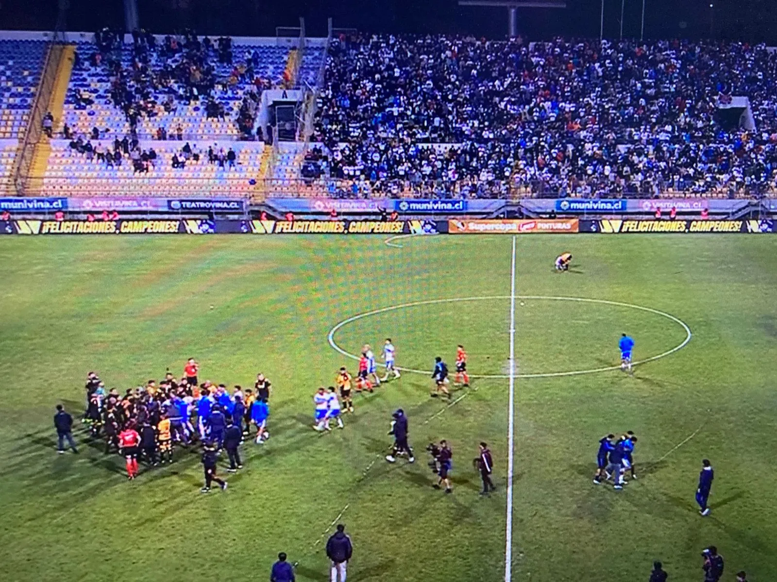 En el fondo se puede ver a Galani consolando a Ampuero, que había quedado solo