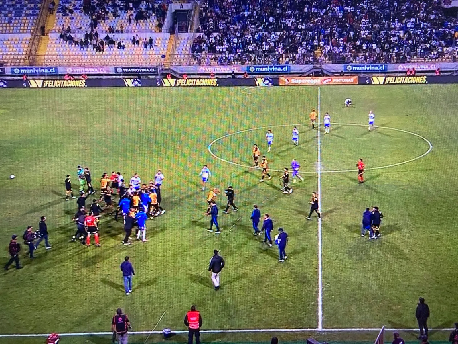 Galani se dirige hacia un desconsolado Ampuero mientras todos siguen la pelea