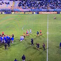 Mientras todos peleaban: Lindo gesto de jugador de Coquimbo con Ampuero