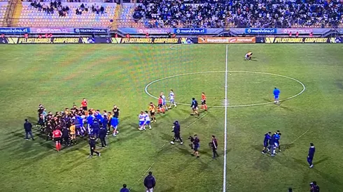 Arriba se ve a Galani consolando a Ampuero