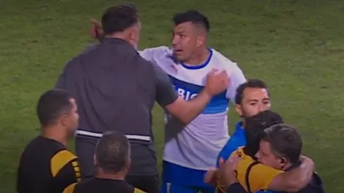 Gary Medel terminó muy molesto y Caputto fue uno de los que intentó calmarlo.