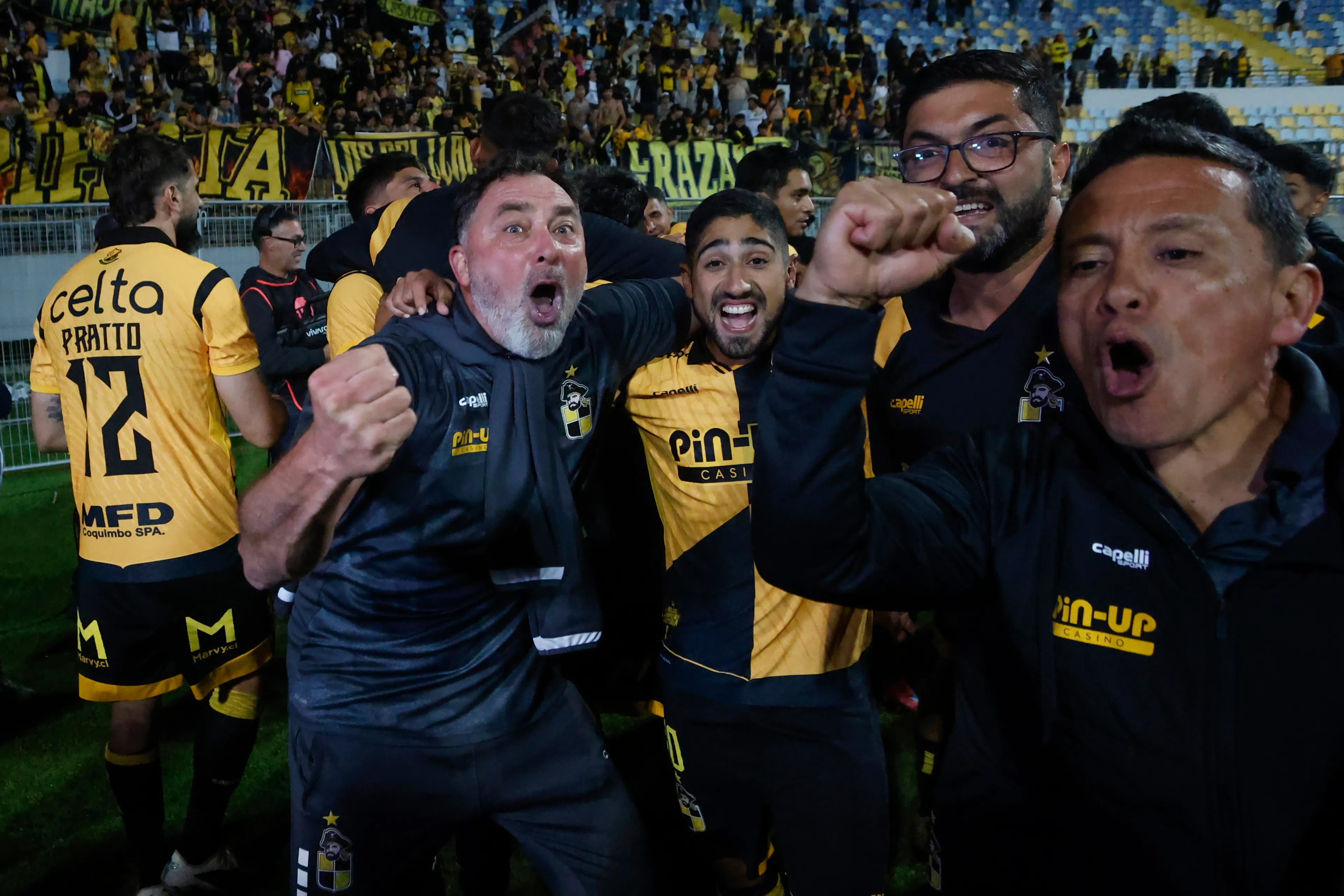Hernán Caputto y Guido Vadalá celebran la Supercopa 2026. (Sebastian Cisternas/Photosport).