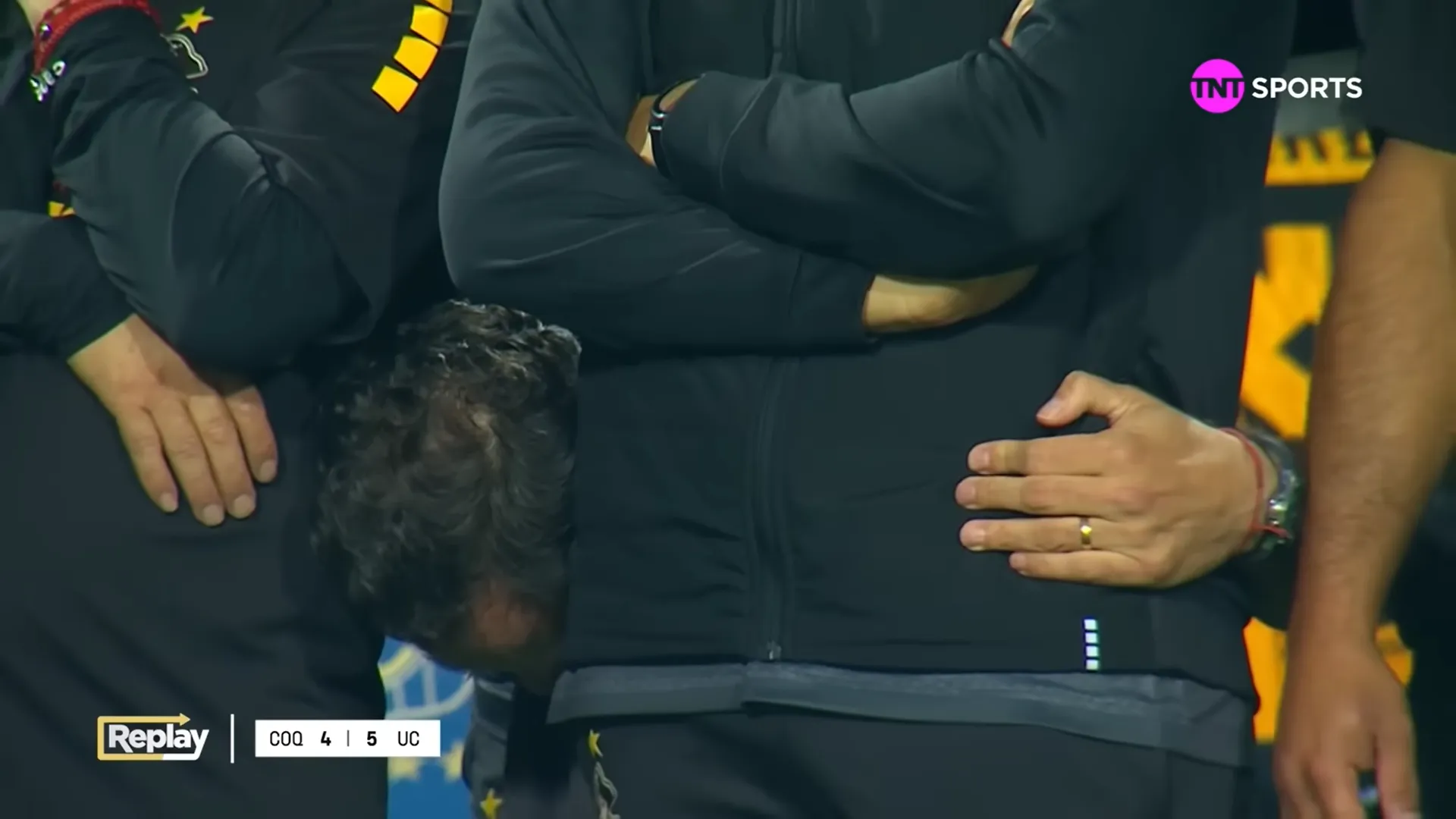 Así estaba Caputto antes de la ejecución de Sebastián Cabrera, quien le anotó a Bernedo. (Captura TNT Sports).