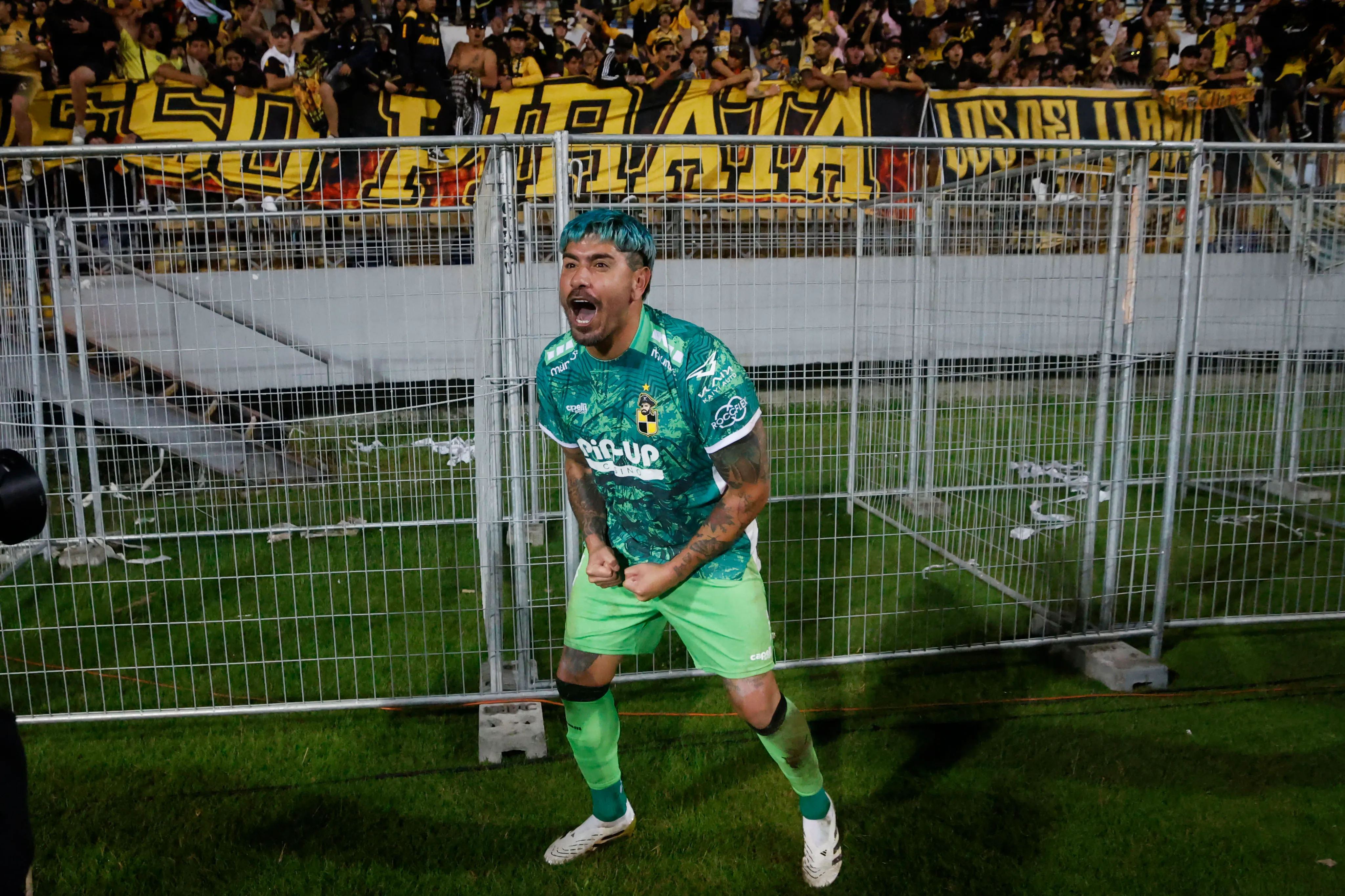 Mono Sánchez celebró con todo el título | Photosport