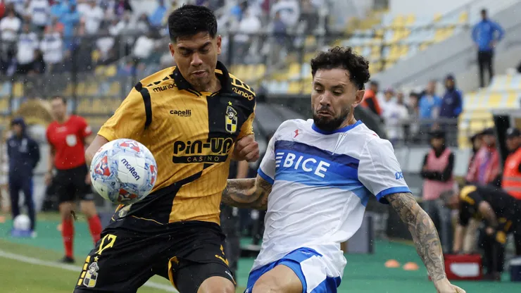 Francisco Salinas lucha un balón con Eugenio Mena.