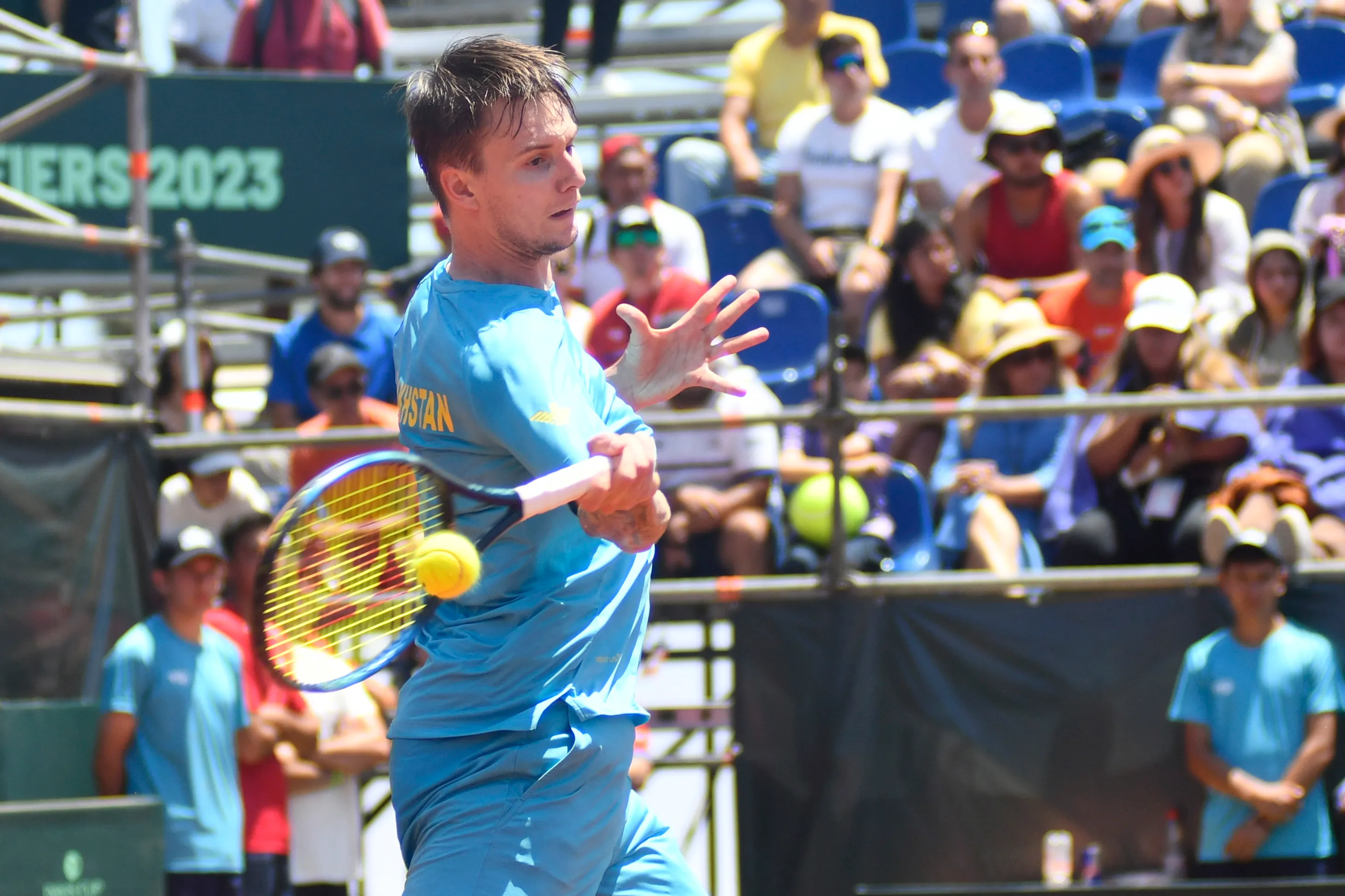 Alexander Bublik durante su duelo contra Cristian Garin en la Copa Davis 2023. (Foto: Alejandro Pizarro Ubilla/Photosport)