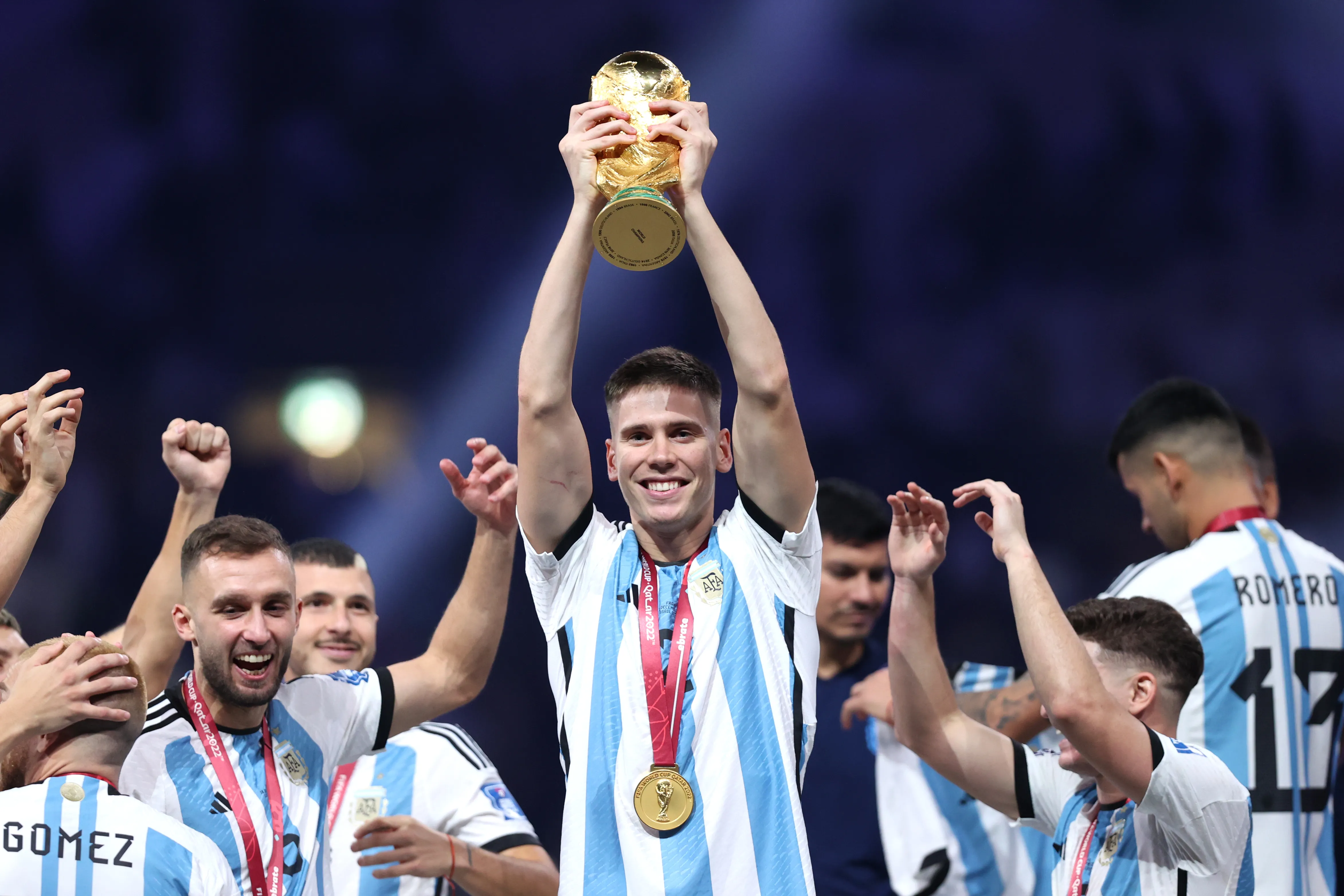 Foyth levanta el trofeo del Mundial en el 2022