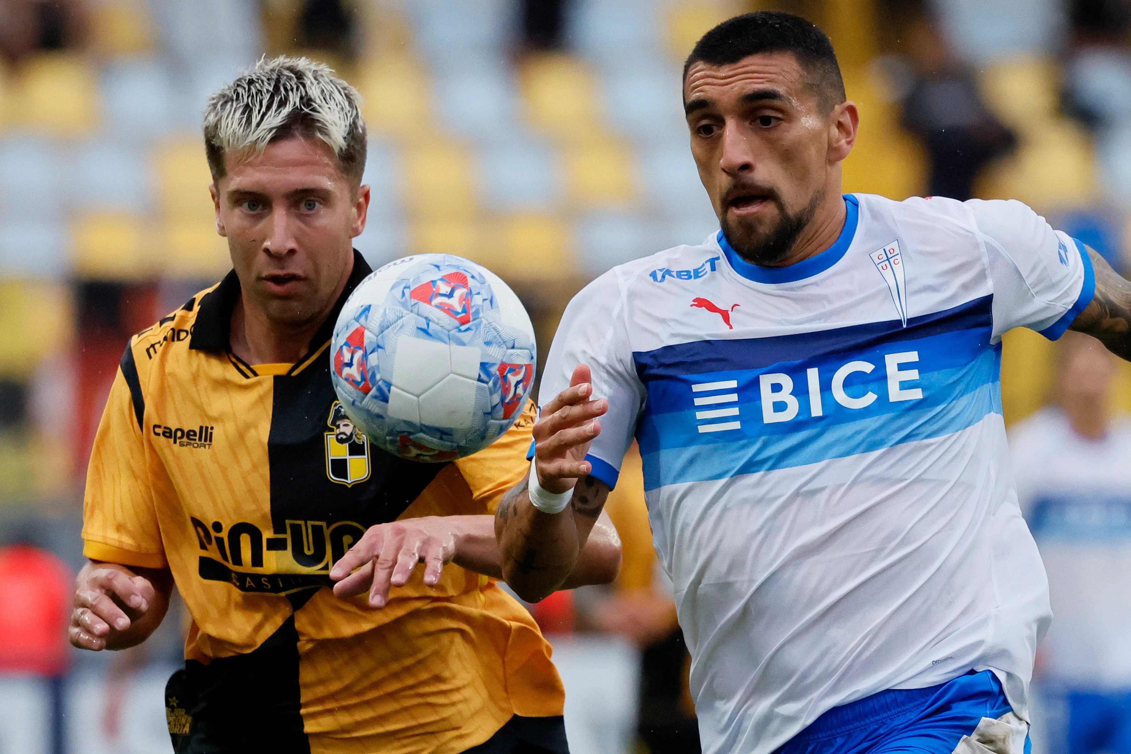 Futbol, Universidad Catolica vs Coquimbo Unido.
Final Supercopa 2026.
El jugador de Universidad Catolica Branco Ampuero, derecha, disputa el balon con Sebastian Galani de Coquimbo Unido durante la final de la Supercopa realizada en el estadio Sausalito de Vina del Mar, Chile.
25/01/2026
Andres Pina/Photosport
Football, Universidad Catolica vs Coquimbo Unido.
2025 Supercopa Championship semifinal.
Universidad Catolica’s player Branco Ampuero, right, vies for the ball against Sebastian Galani of Coquimbo Unido during the Supercopa Championship final match at the Sausalito stadium in Vina del Mar, Chile.
25/01/2026
Andres Pina/Photosport