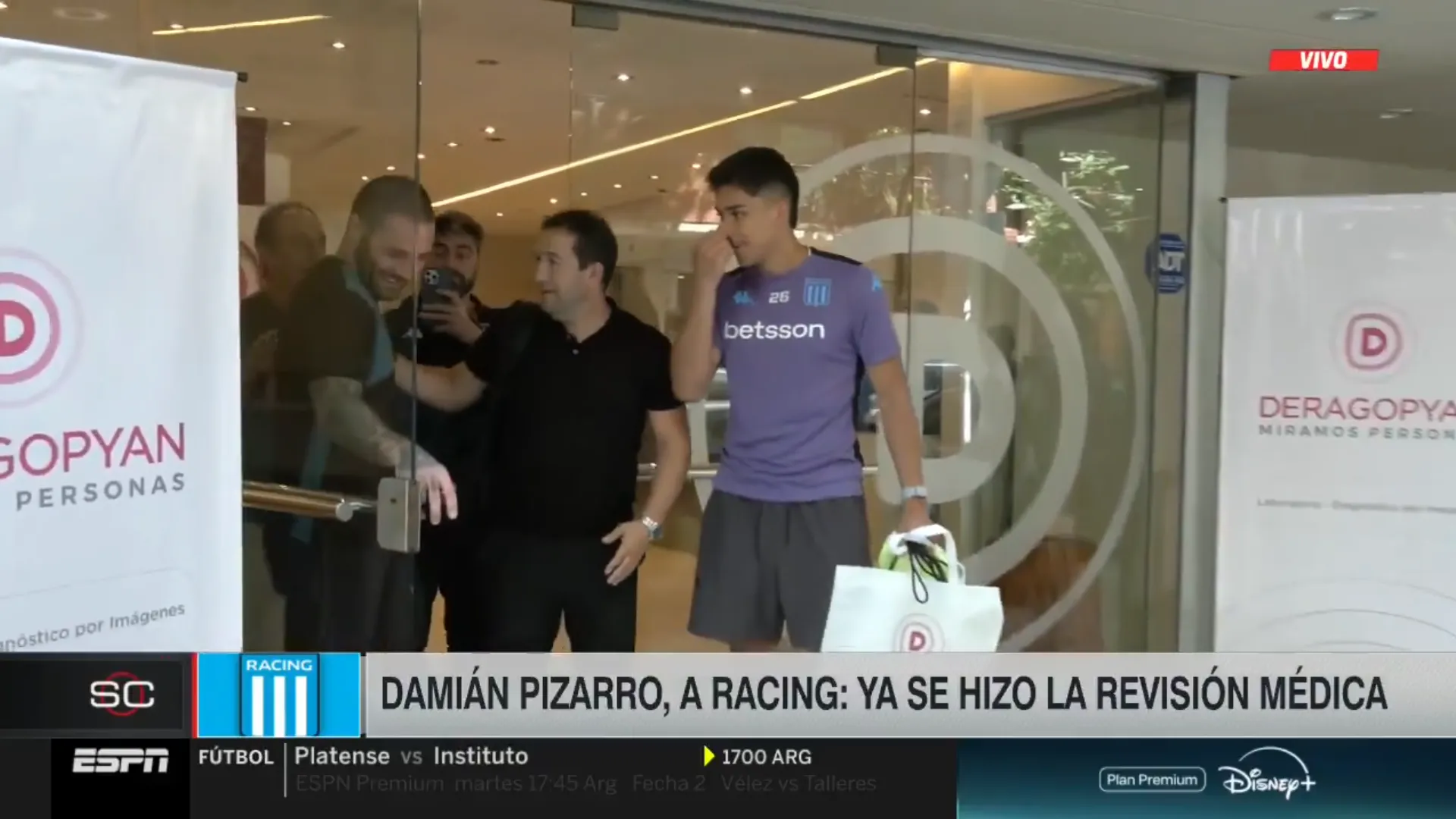Damián Pizarro llegó a los exámenes médicos con Daniel Béhar, mano derecha de Fernando Felicevich. (Captura ESPN).