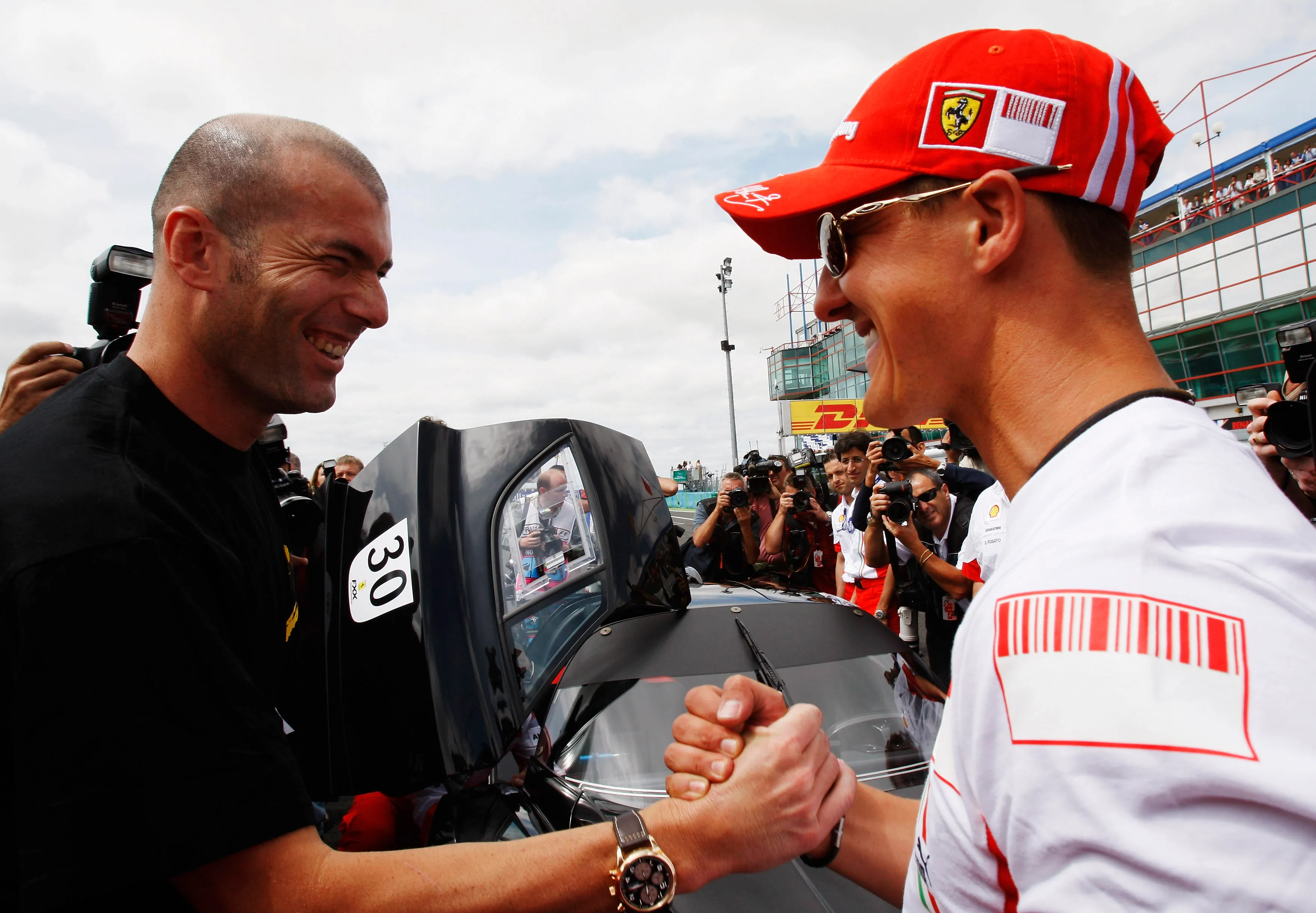 Zinedine Zidane saludando a Schumacher en 2007. Aura como dicen los lolos. Imagen: Getty