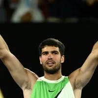 Alcaraz arrasa y va contra Zverev en las semis de Australia