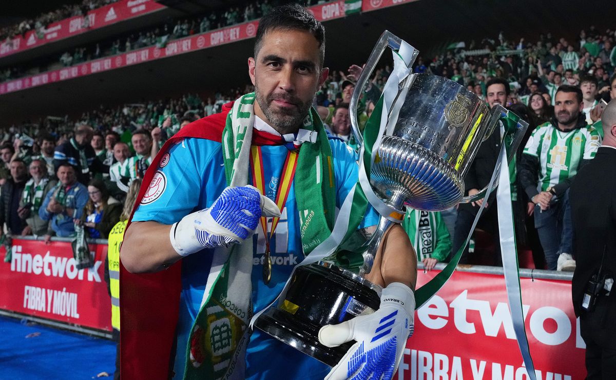 ¿Deja el retiro? El Betis recuerda a Claudio Bravo con nostálgico video