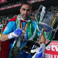 Claudio Bravo es recordado por Betis y piden su regreso