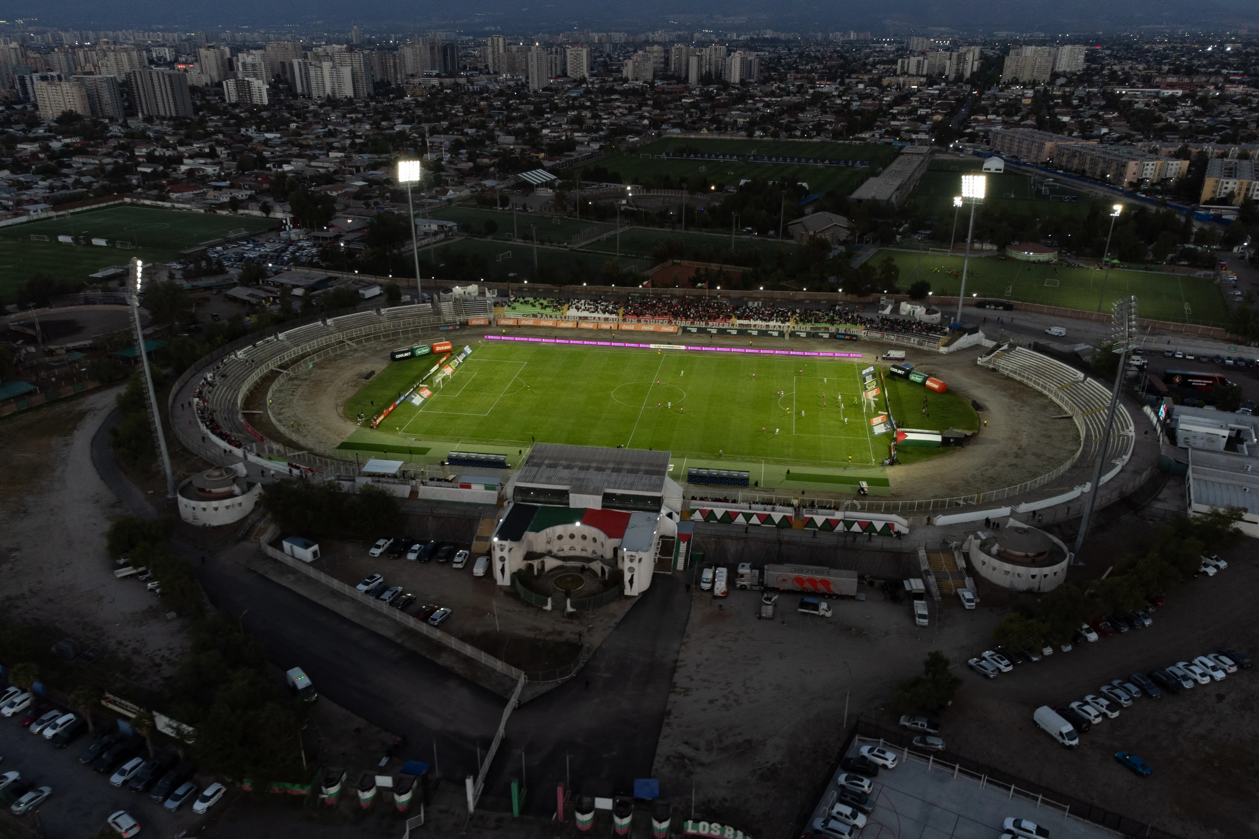 El primer partido de Palestino iluminado en el Municipal de La Cisterna(Foto: Diego Martin/Photosport)