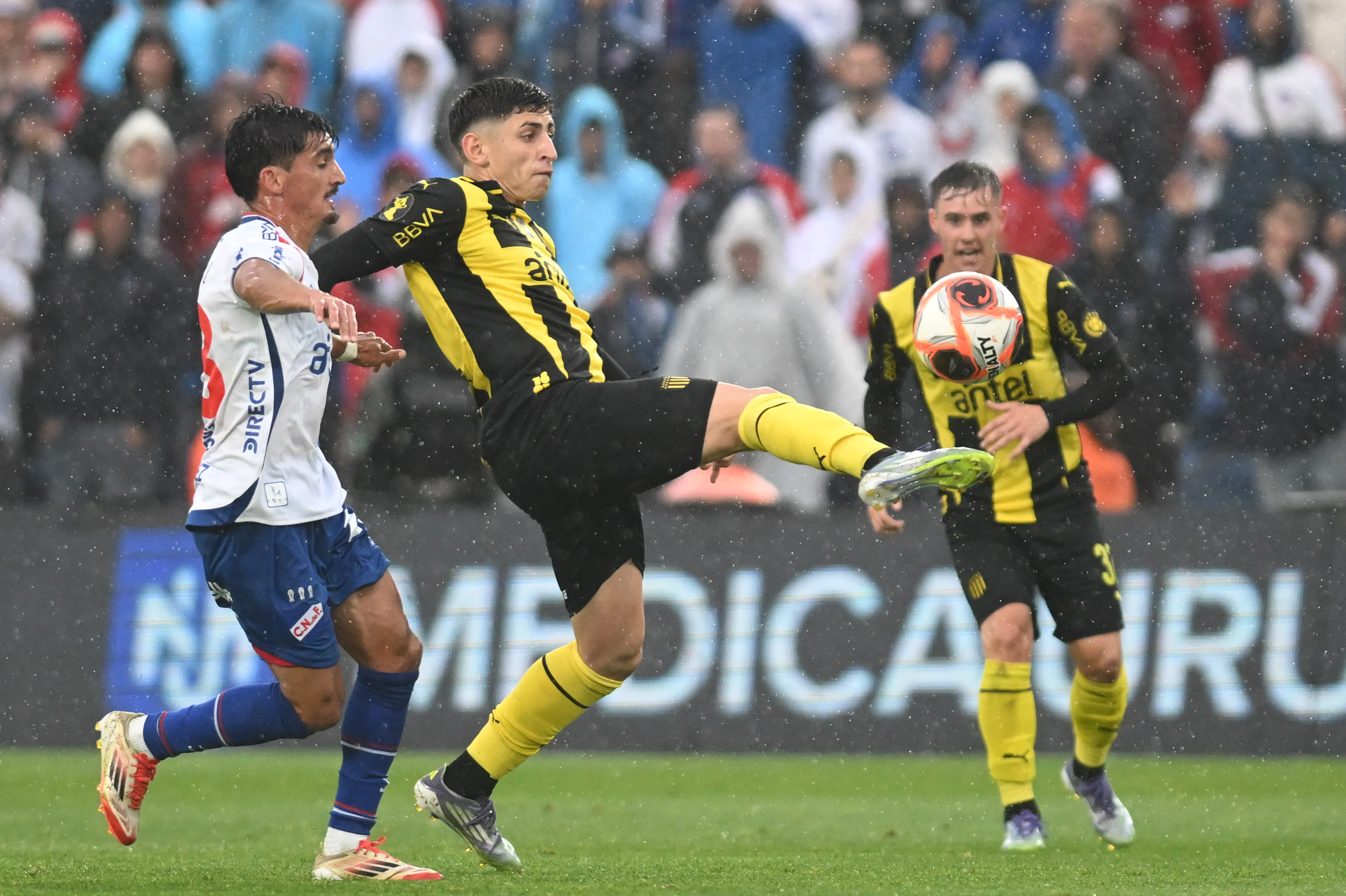 Ver el clásico Nacional vs Peñarol en galería cuesta 17 mil pesos. Imagen: Getty
