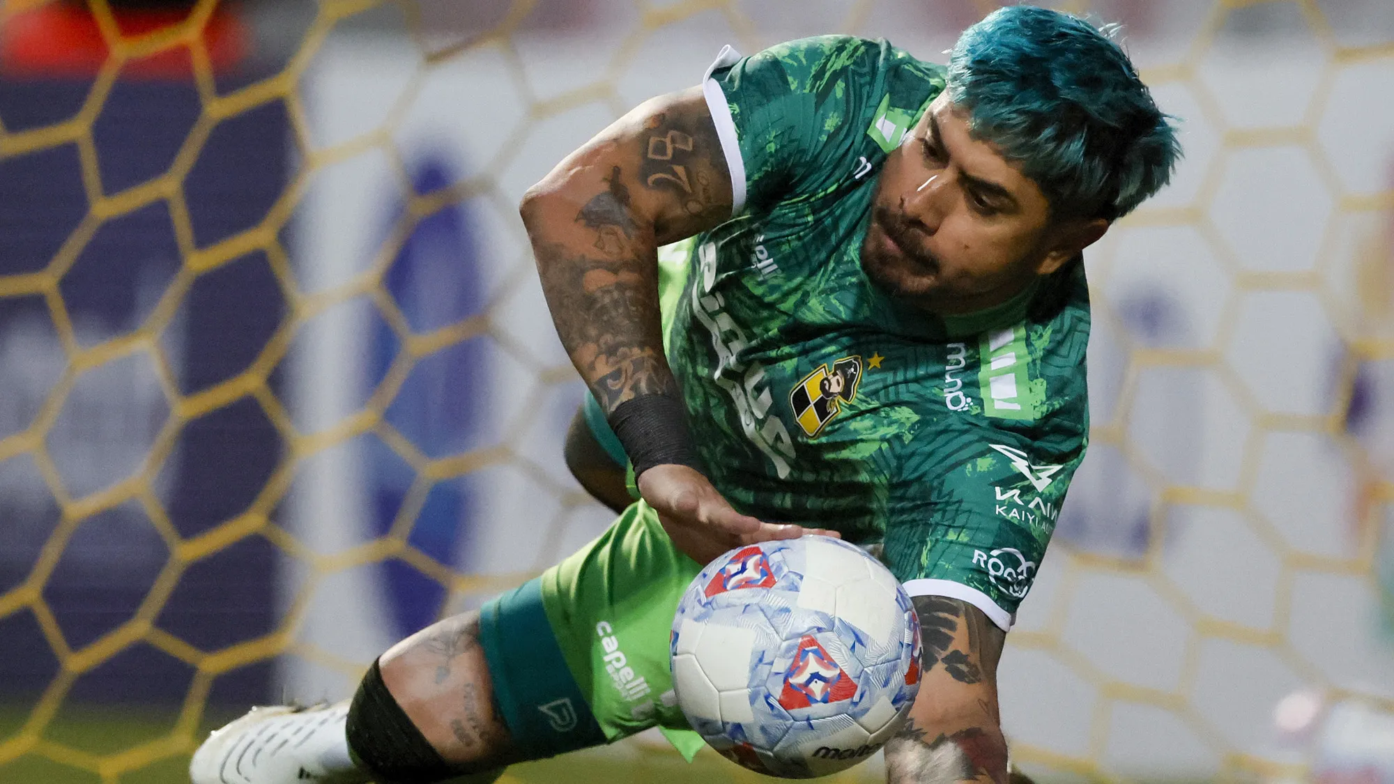 Mono Sánchez y su bullada tanda de penales sin guantes: los vende.