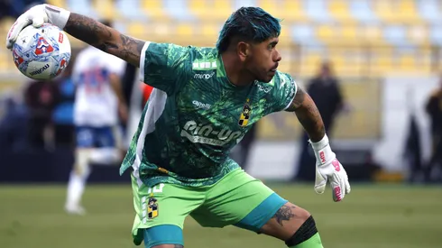 Ninguna publicidad es mala: Mono Sánchez promociona los guantes que se sacó.