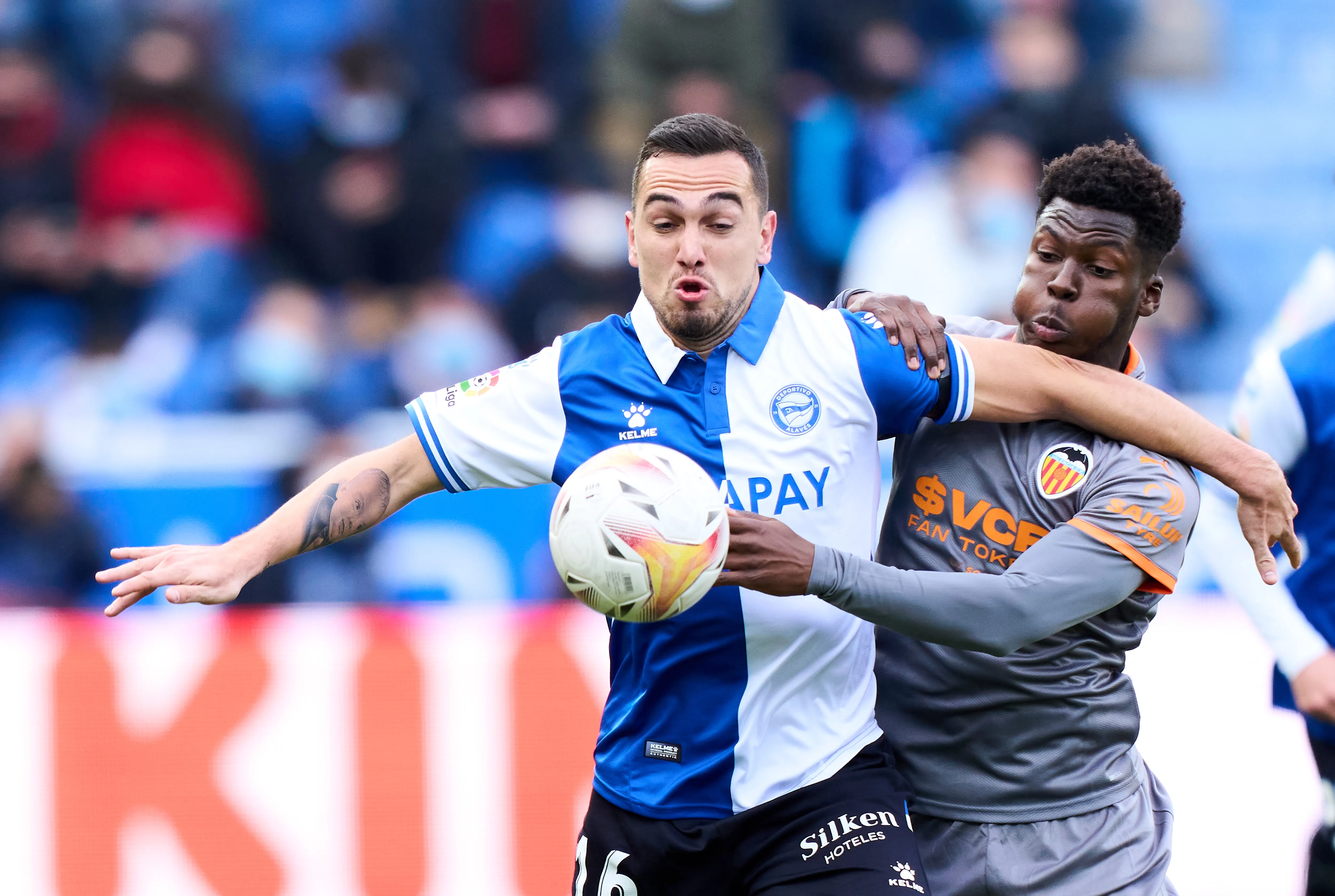 Gonzalo Escalante en acción por el Deportivo Alavés ante el Valencia. (Juan Manuel Serrano Arce/Getty Images).