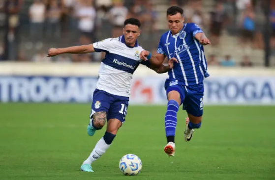 Bastián Yáñez ante Juan Pintado. Por Godoy Cruz el chileno jugó 26 partidos y regaló dos asistencias. (Getty Images)
