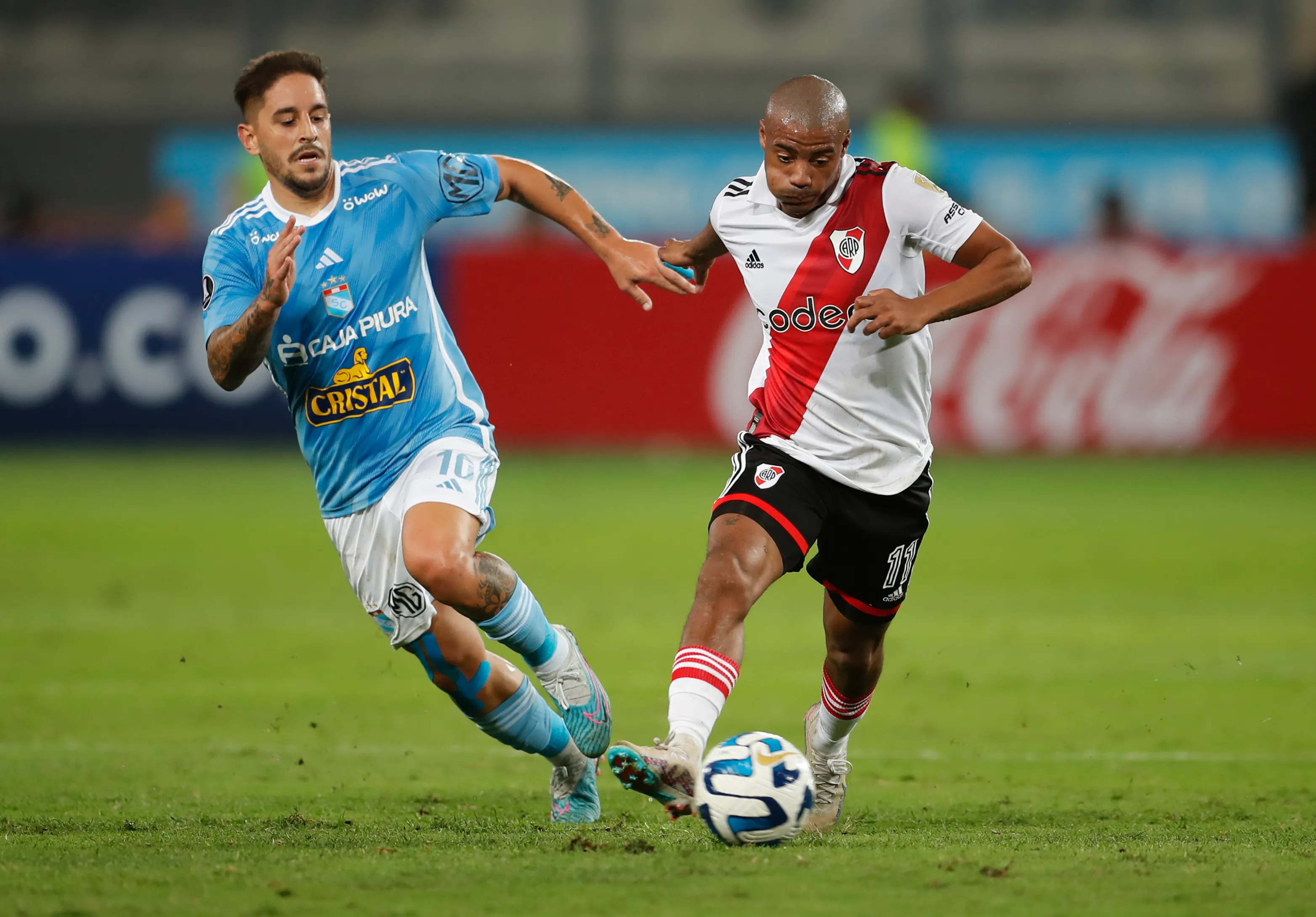 Alejandro Hohberg marca a Nicolás de la Cruz en un partido de River Plate vs Sporting Cristal. (Daniel Apuy/Getty Images).