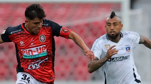 César Pinares lucha un balón ante Arturo Vidal.
