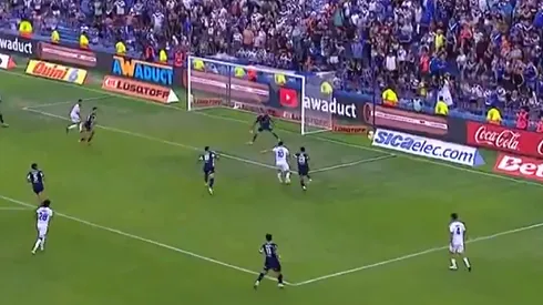 Diego Valdés tuvo en sus pies el triunfo de Vélez pero falló y Colo Colo mira atento.