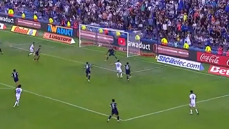 Diego Valdés tuvo en sus pies el triunfo de Vélez pero falló y Colo Colo mira atento.