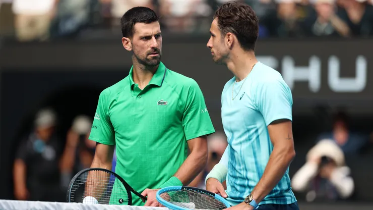 Novak Djokovic se benefició por la lesión de Lorenzo Musetti.