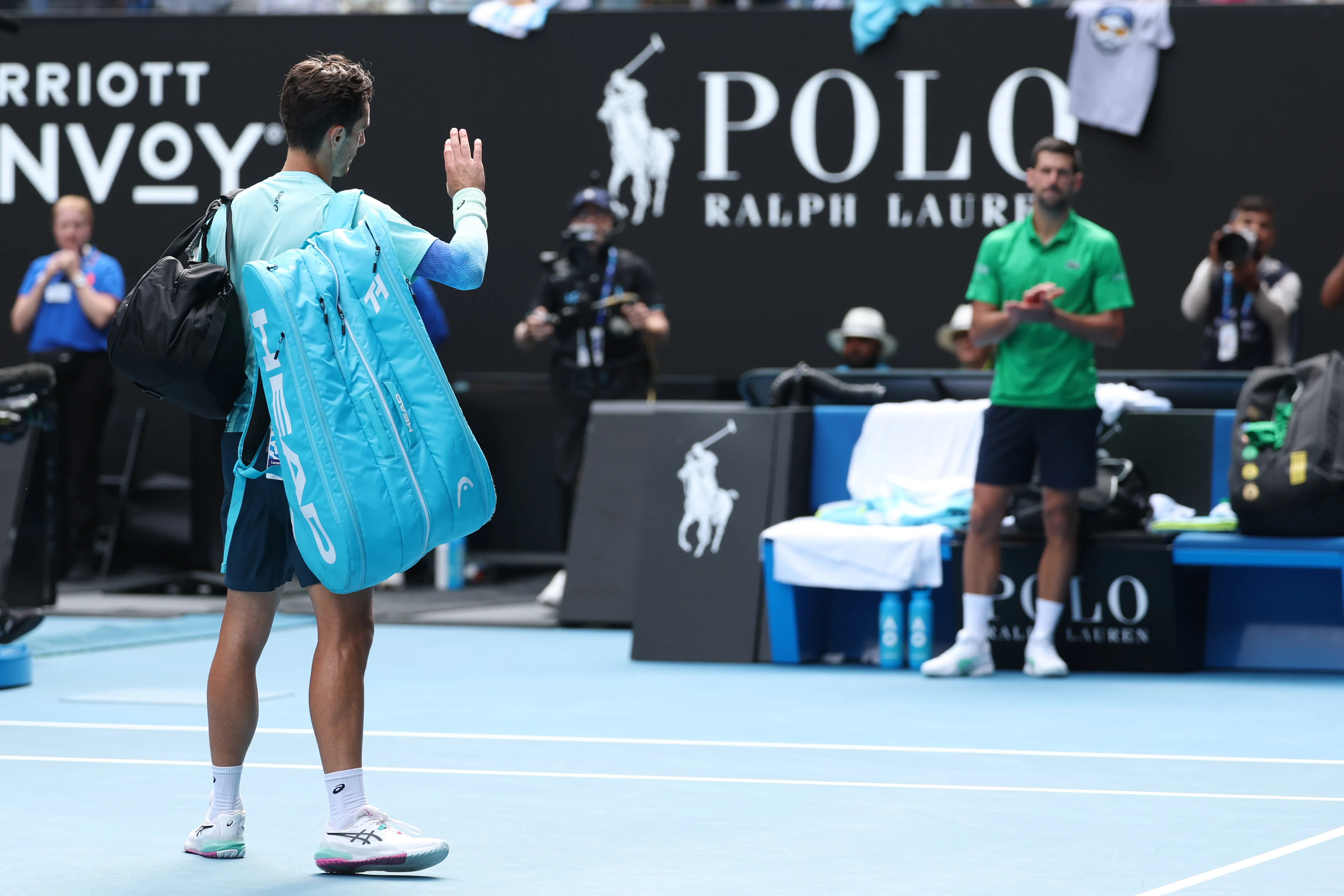 Novak Djokovic aplaudió a Lorenzo Musetti cuando abandonó la cancha en Australia. (Photo by Clive Brunskill/Getty Images)