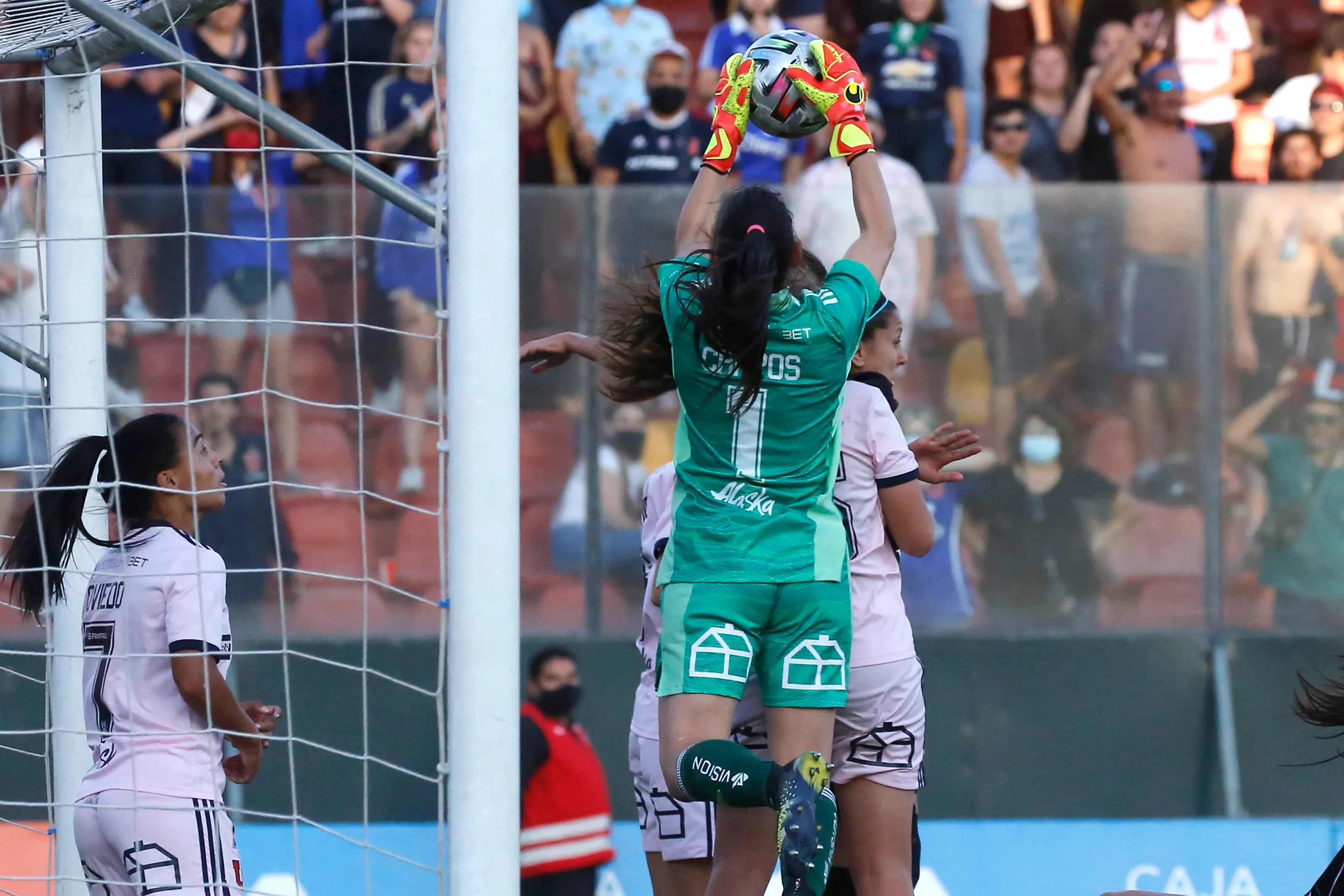 Natalia campos defendiendo el arco de la U | Photosport