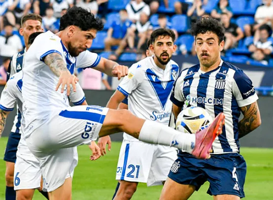 Diego Valdés intenta un centro ante la marca del chileno Matías Catalán. (Getty Images).