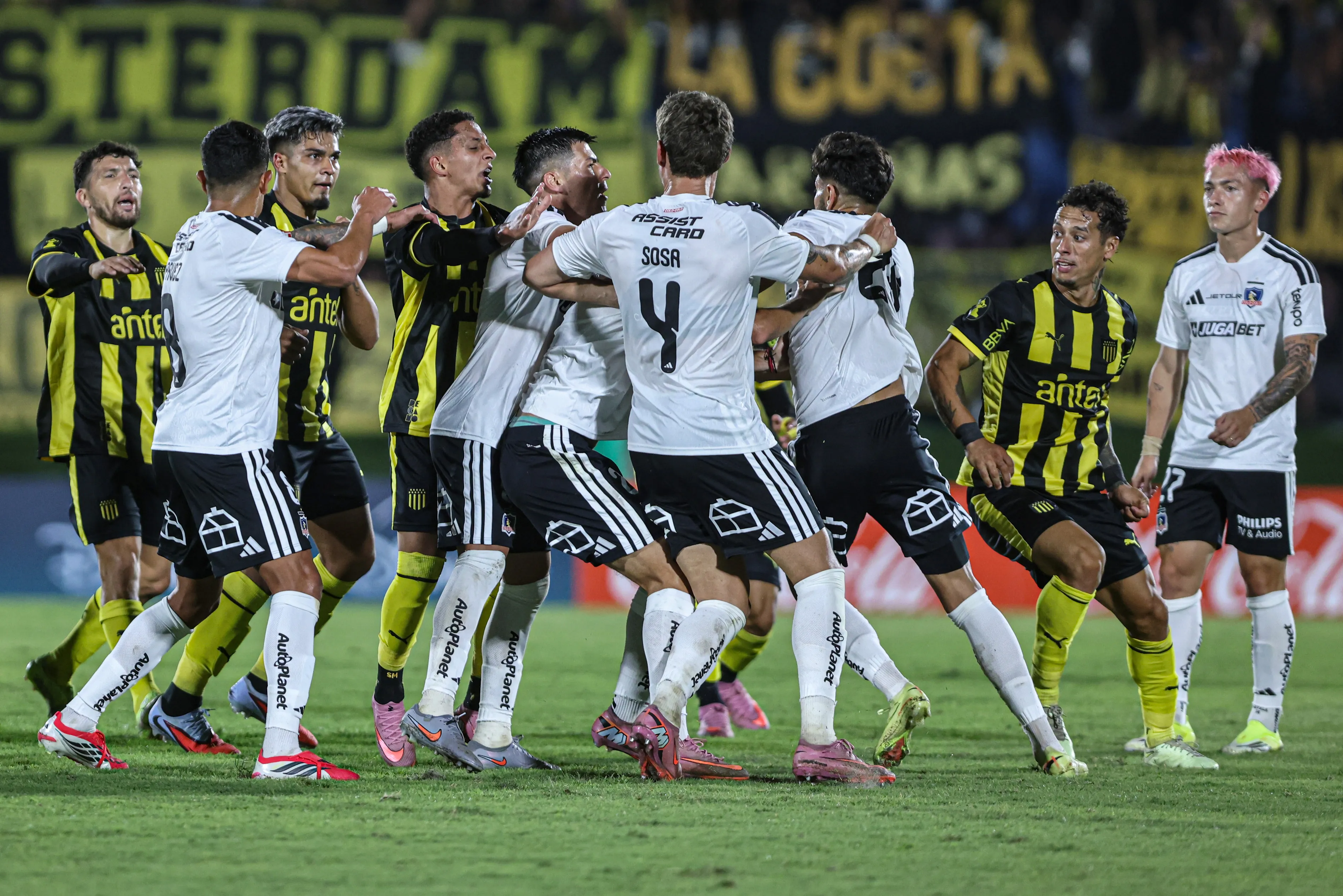 Colo Colo vs Peñarol: ni la pelea entre jugadores se llevó tanta prensa como el penal de Zavala | Photosport