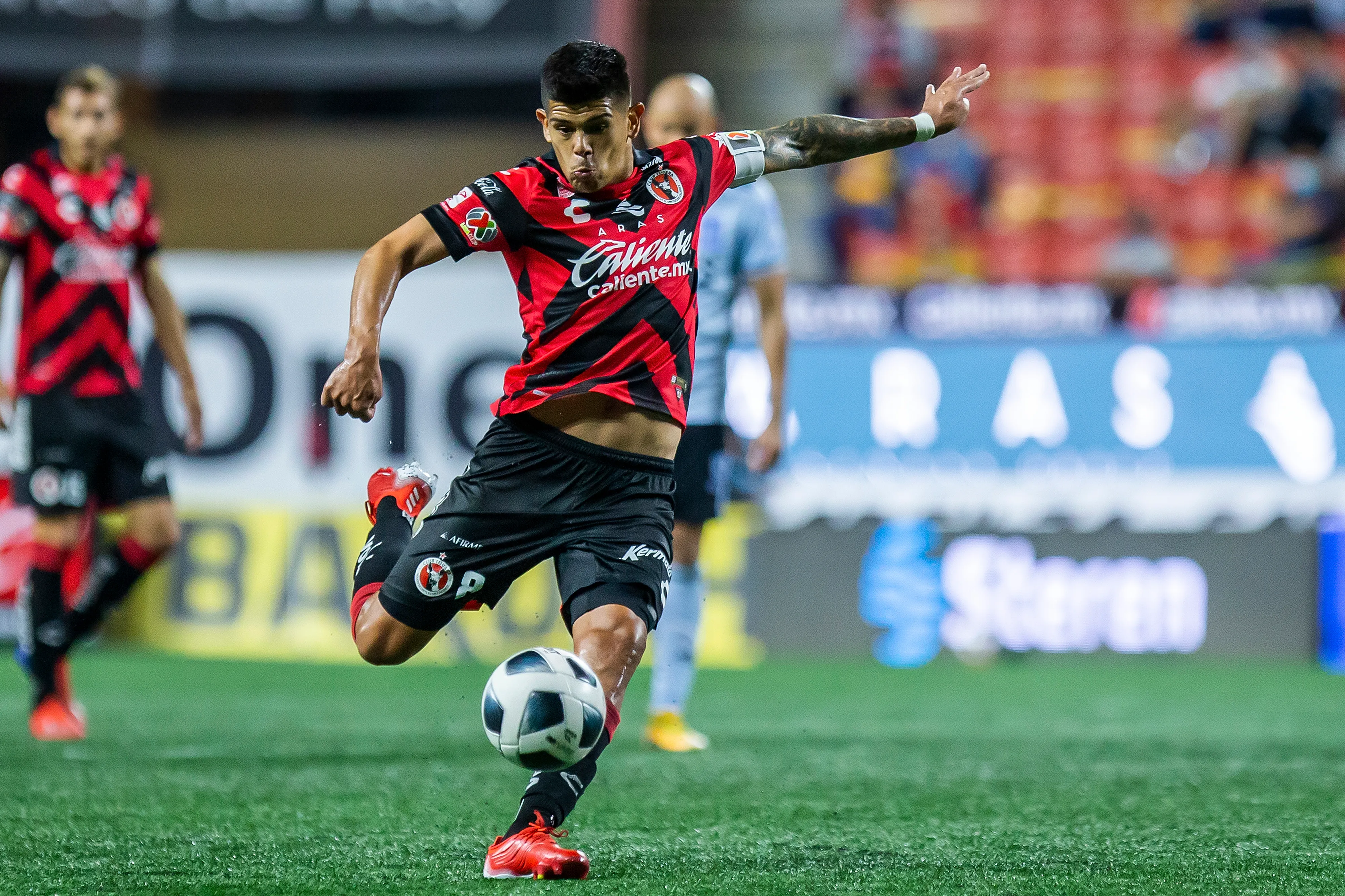 Esteban Pavez en acción por los Xolos de Tijuana, donde fue dirigido por Guede. (Francisco Vega/Getty Images).