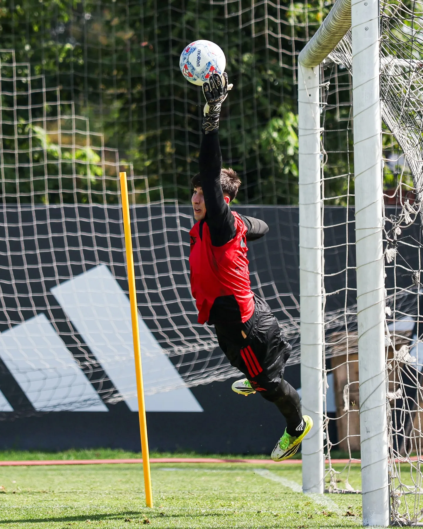 Colo Colo busca a un arquero, pese a que tiene en el plantel a Gabriel Maureira y Eduardo Villanueva. Foto: Colo Colo