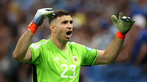 Dibu Martínez recibe fuerte crítica de portero rival