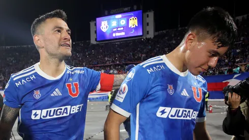 Charles Aránguiz celebra junto al Nacho Vásquez.